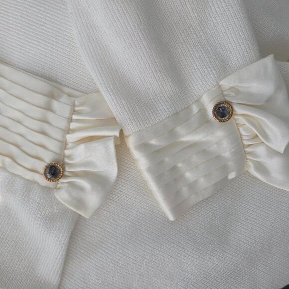 Ivory Top With Bow 8 - Picture 5 of 8